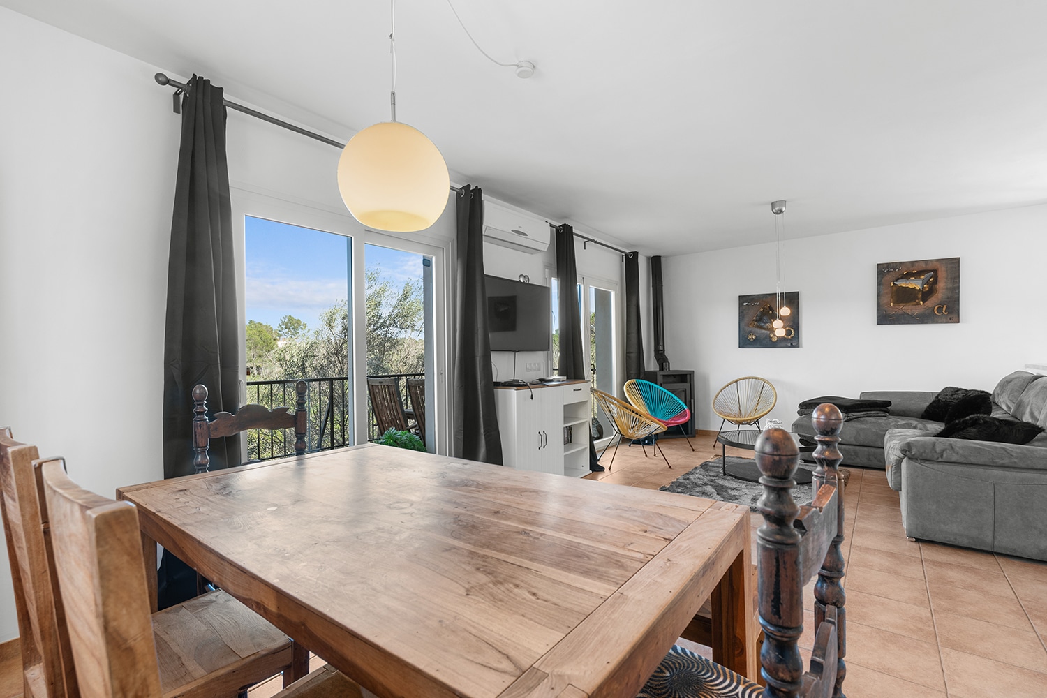 Essbereich mit Zugang auf die Terrasse