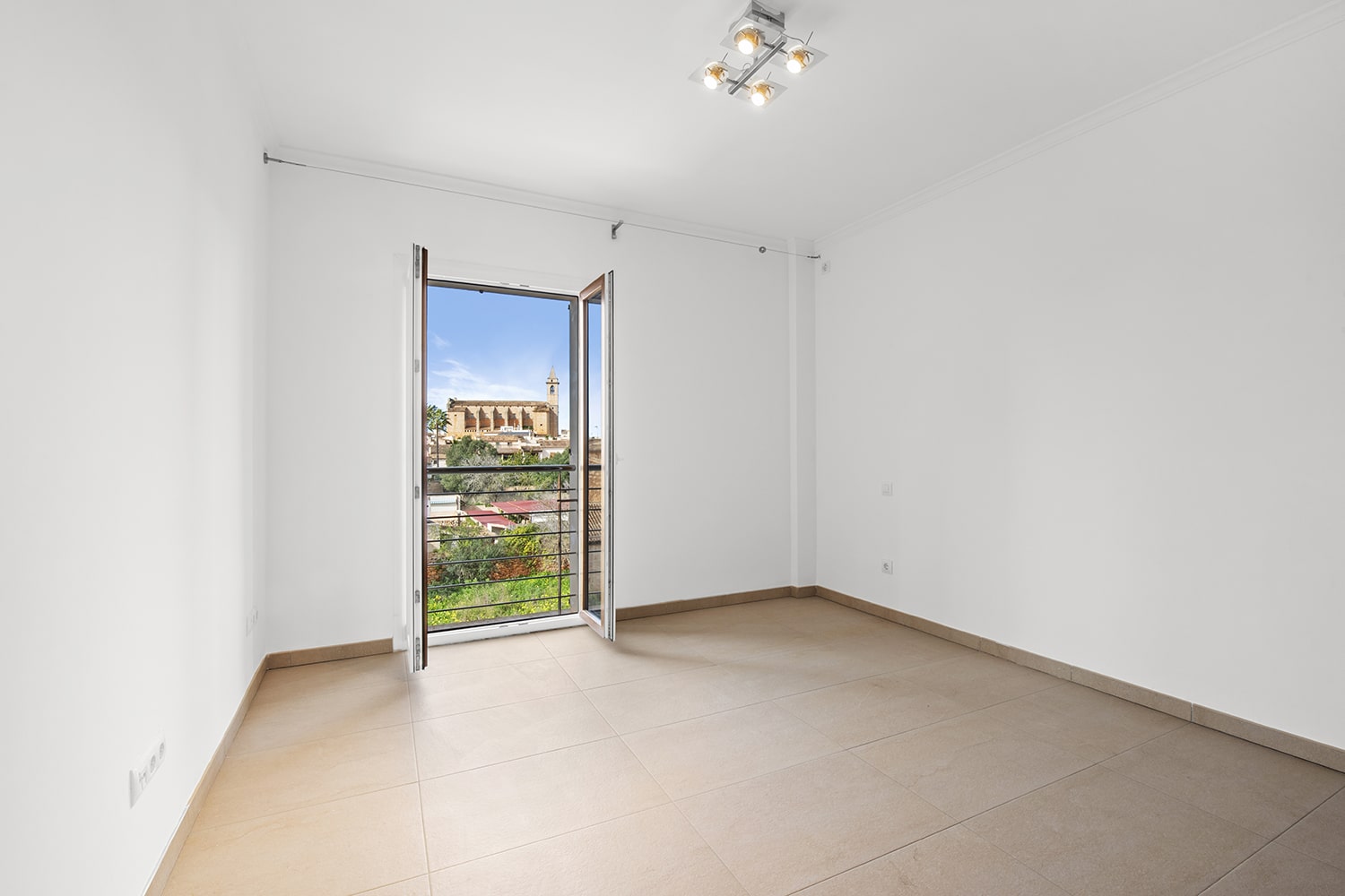 Ruhiges Schlafzimmer mit Balkon und Blick ins Grüne