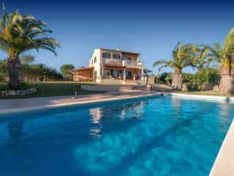 Mediterranes Fincaanwesen mit herrlichem Meerblick und Ferienvermietungslizenz in S’Espinagar