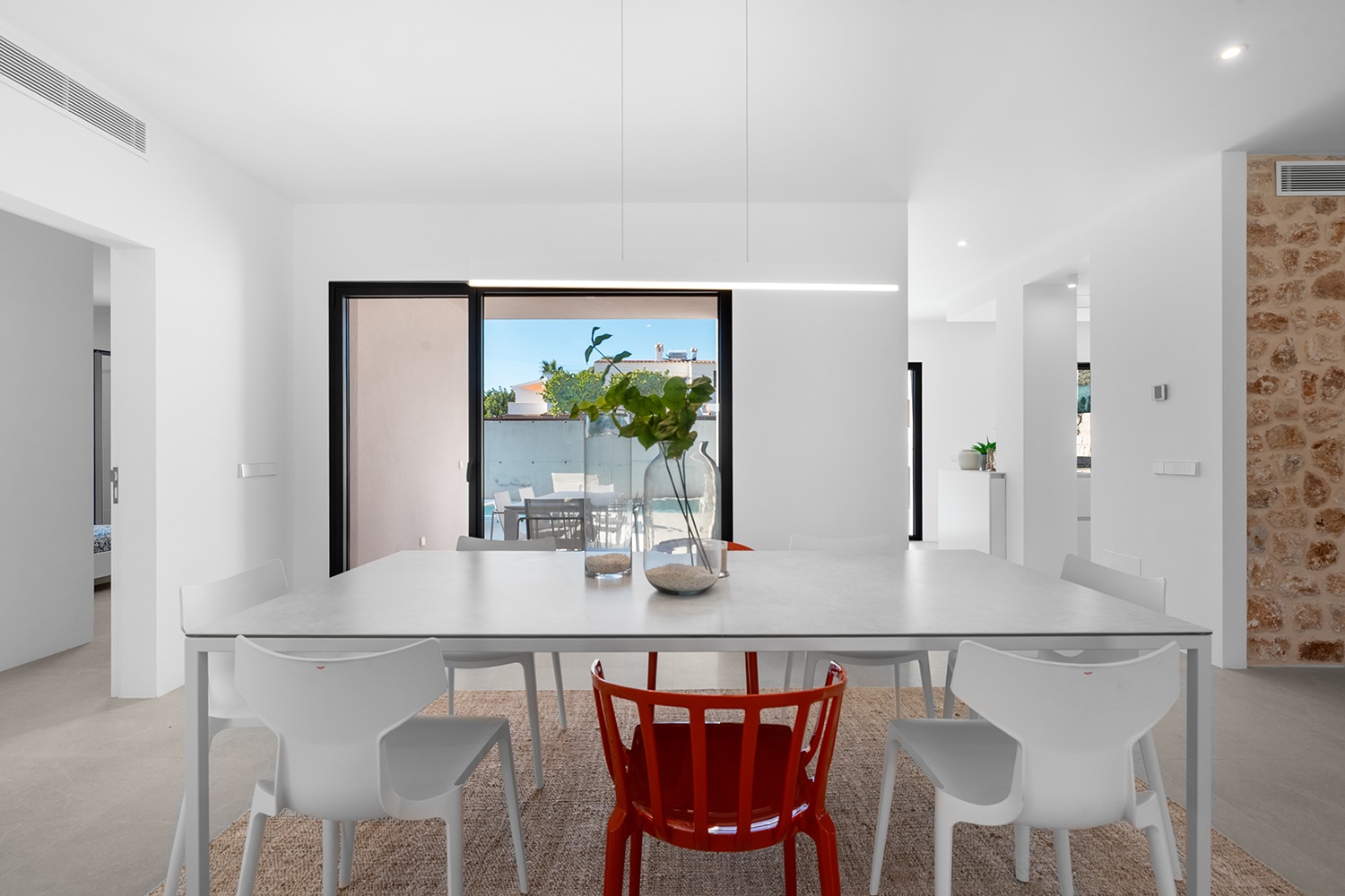 Essbereich mit Zugang auf überdachte Terrasse