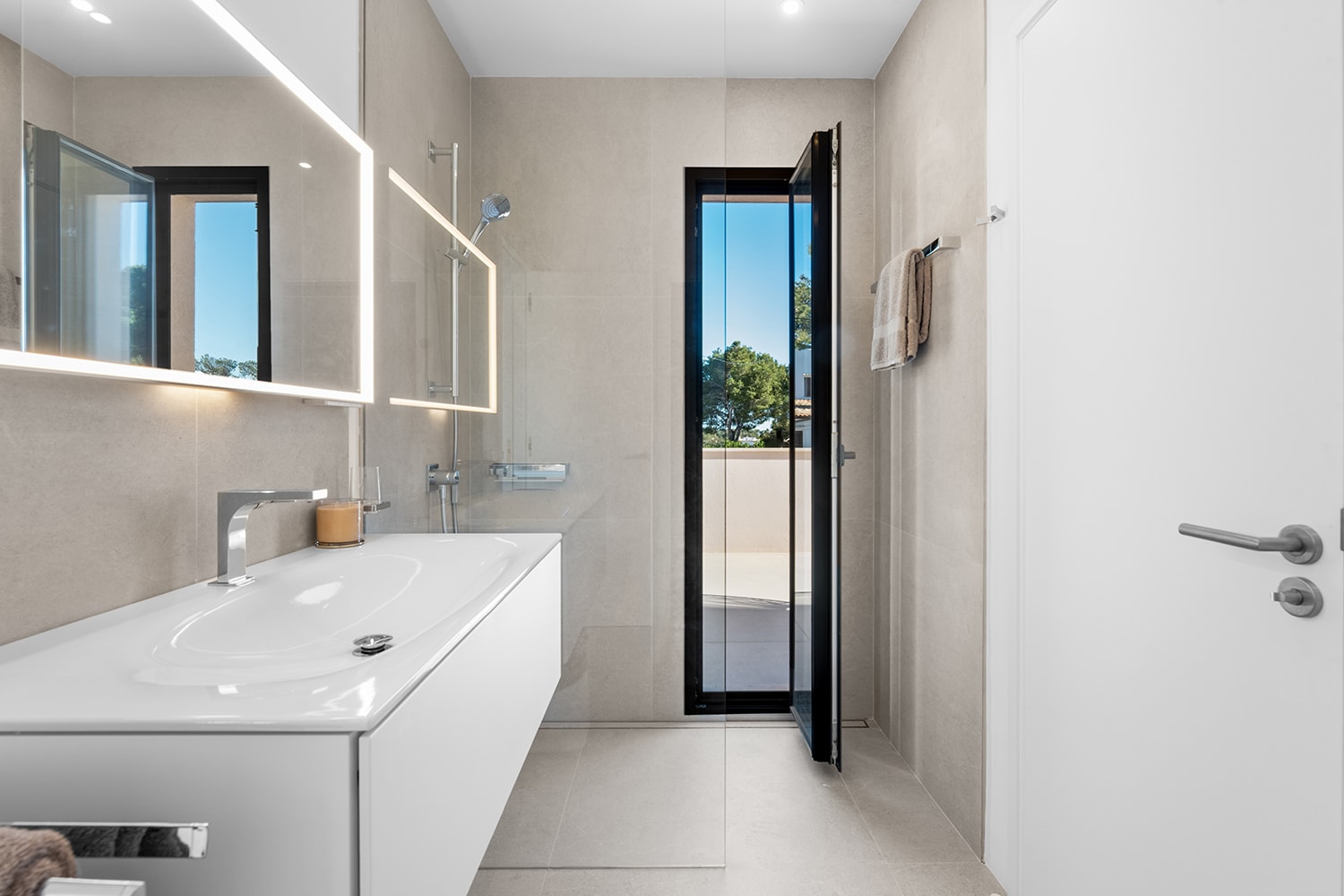 Eines von 3 Badezimmern