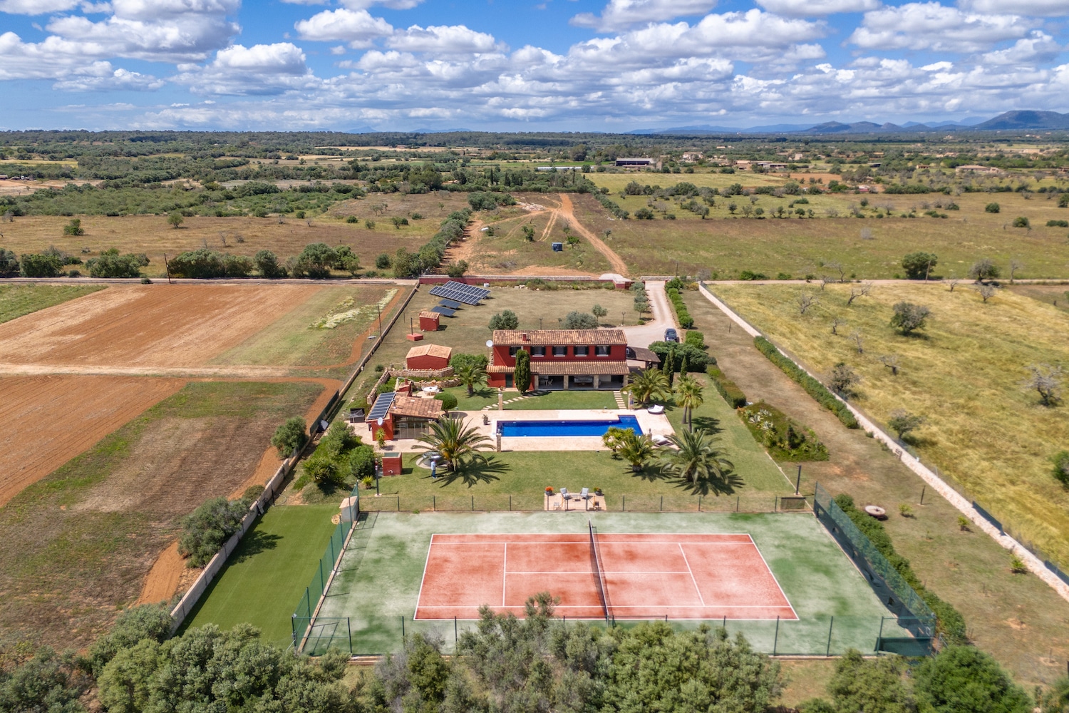 Mediterraner Rückzugsort - Finca mit Pool, privaten Tennisplatz und Weitblick nahe Es Trenc