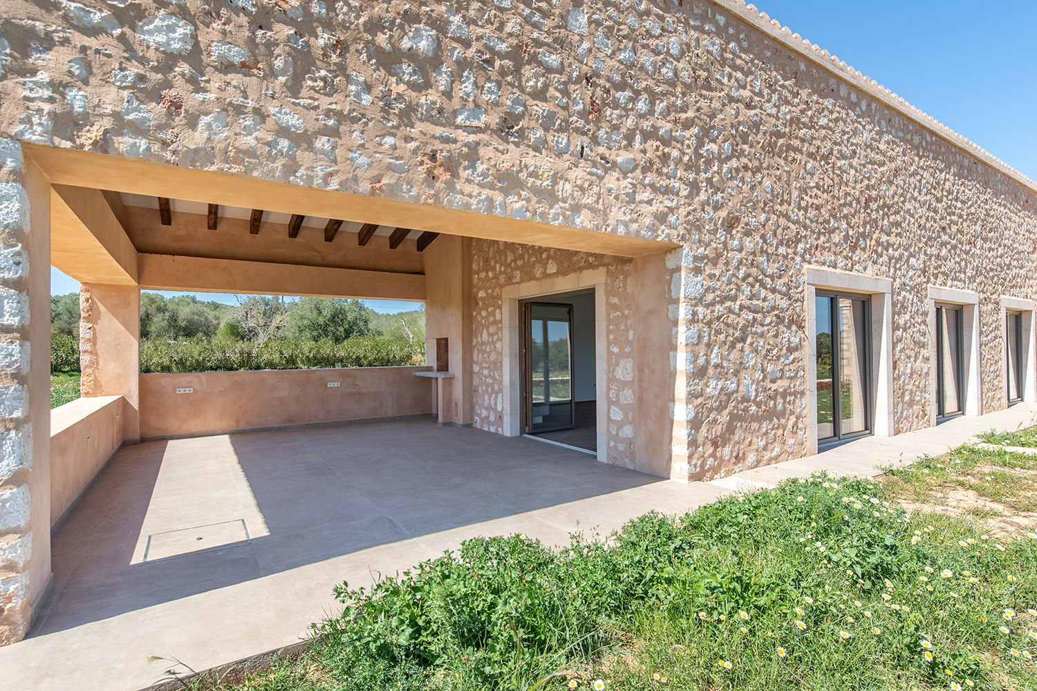 Überdachte Terrasse mit Außenlounge