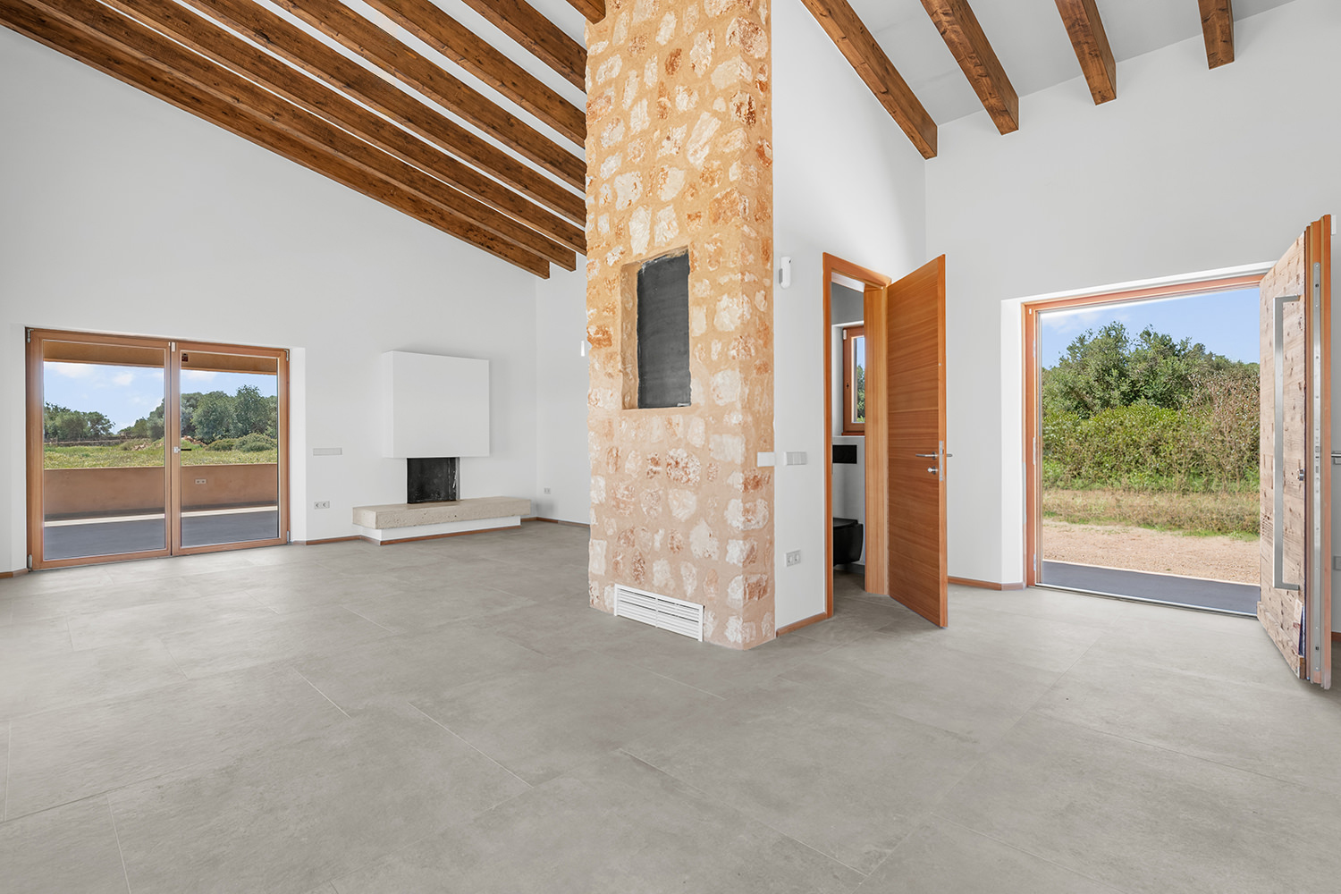 Wohnbereich mit Naturstein-Element und offener Raumstruktur