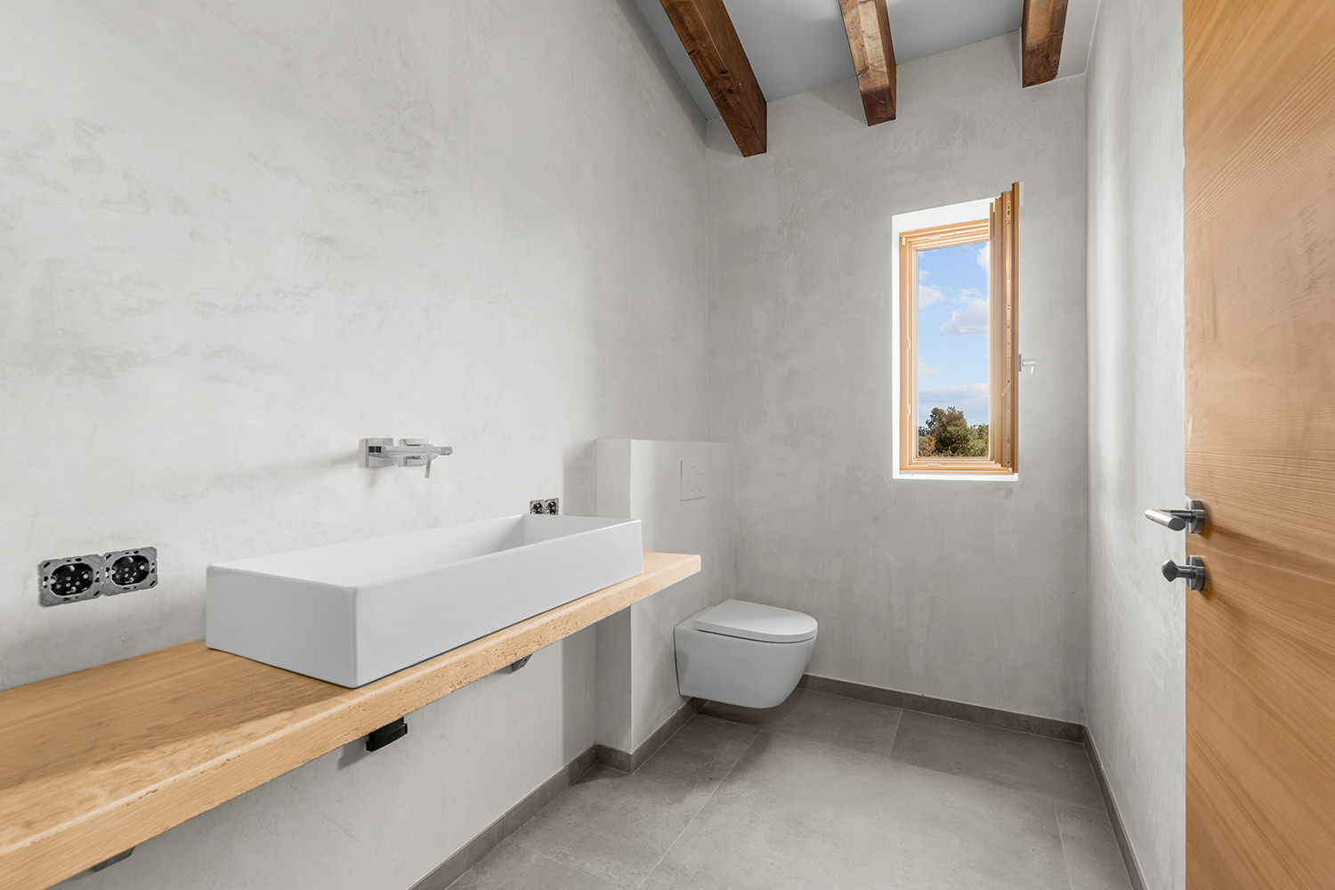 Badezimmer mit Tageslicht und Holzdetails