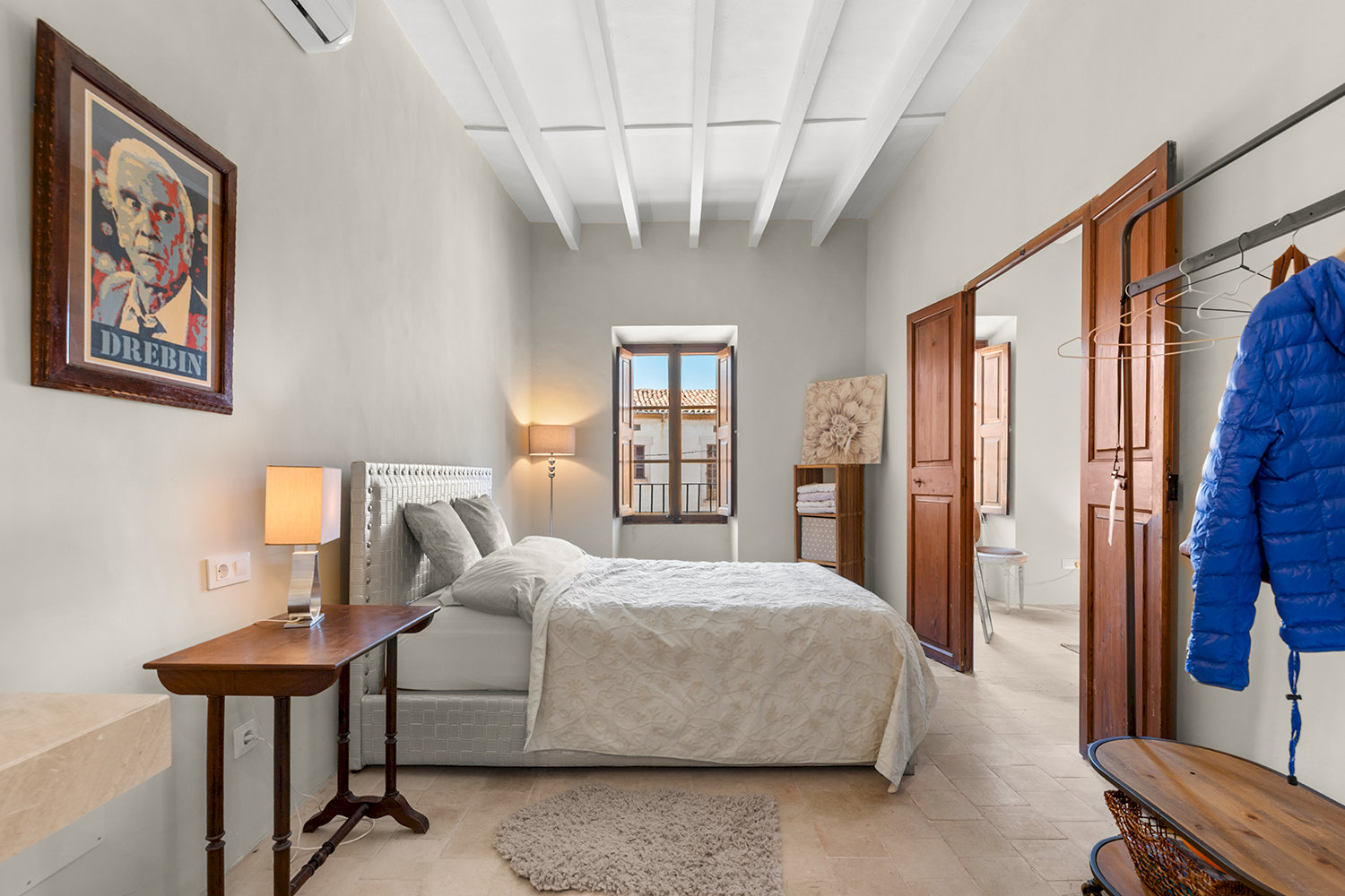 Ruhiges Schlafzimmer mit klarer Linienführung und funktionaler Raumaufteilung