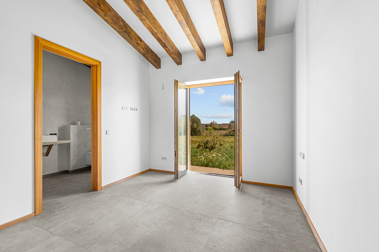 Schlafzimmer mit Gartenzugang und Bad en Suite