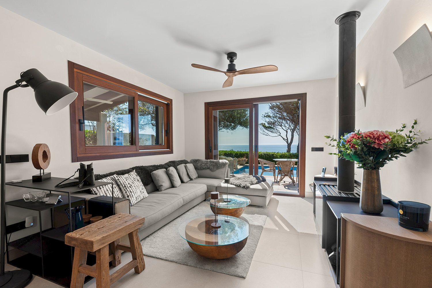 Helles Wohnzimmer mit direktem Zugang zur Meerblick-Terrasse