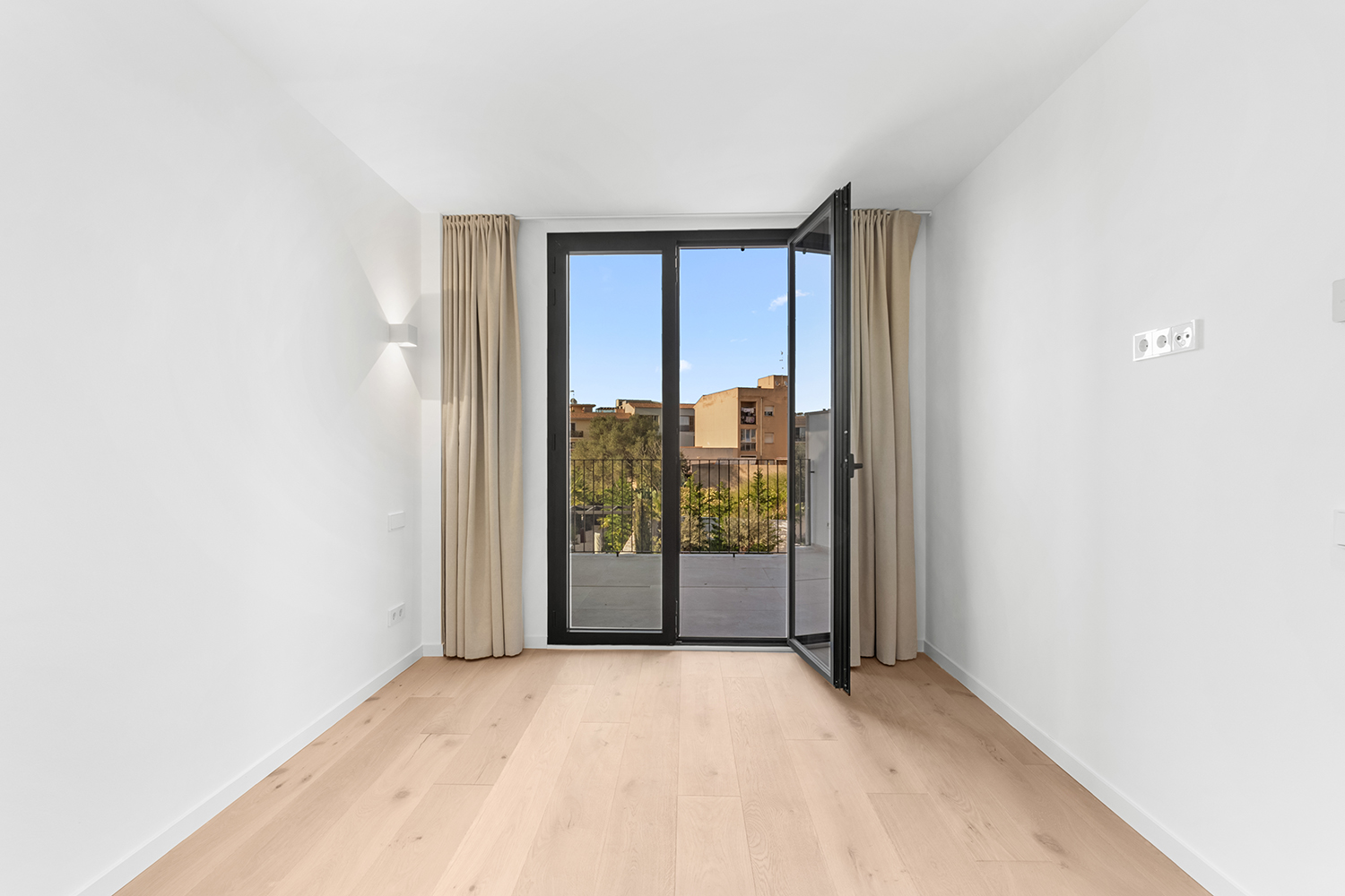 Ruhiges Schlafzimmer mit viel Tageslicht