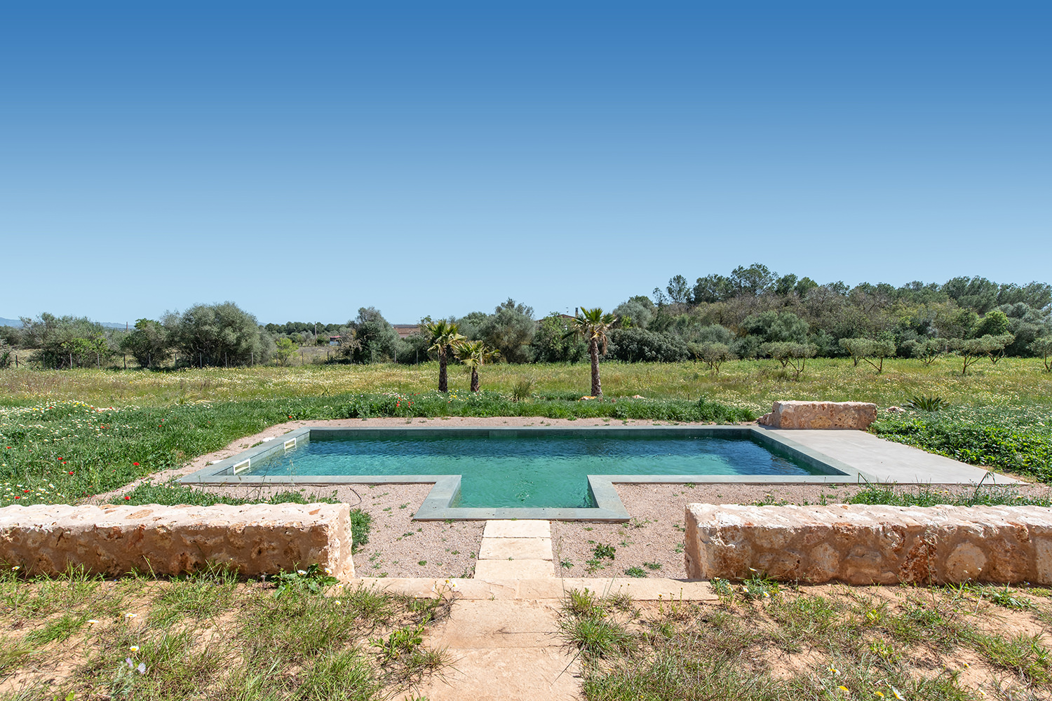 Poolbereich mit klarer Gestaltung und freiem Landschaftsblick