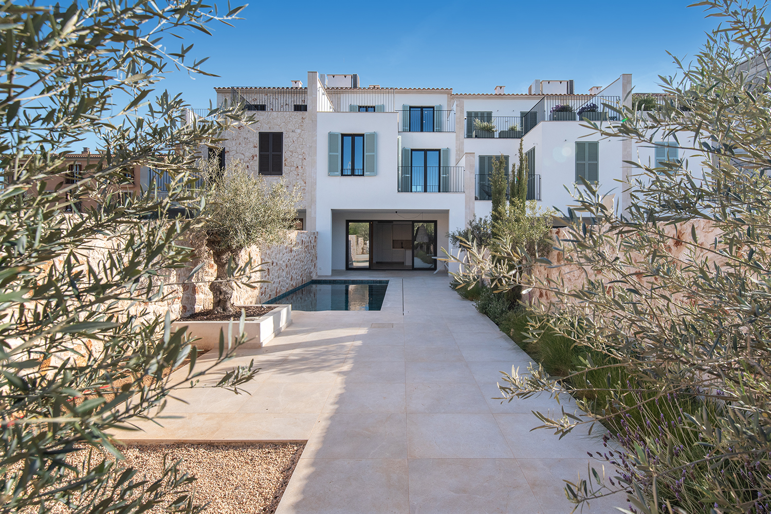 Pool mit Sonnenterrasse