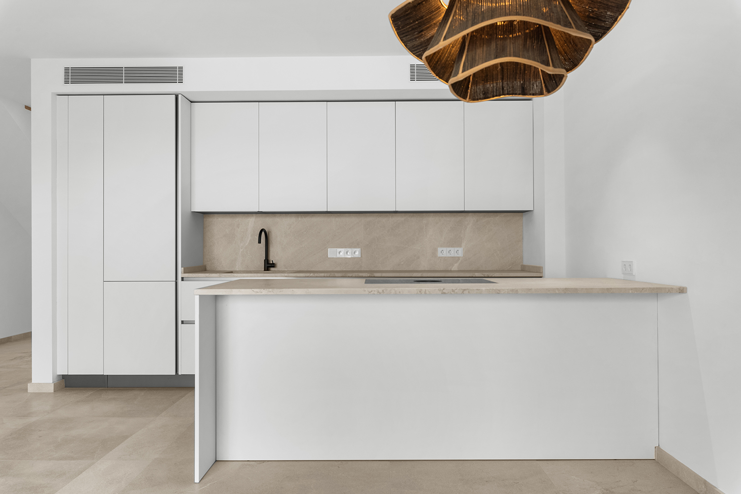 Küche mit Kochinsel und klarer Architektur