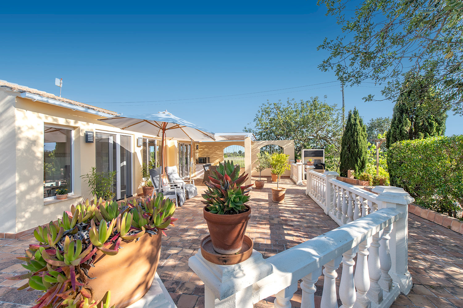 Sonnendurchflutete Terrasse mit südlichem Flair
