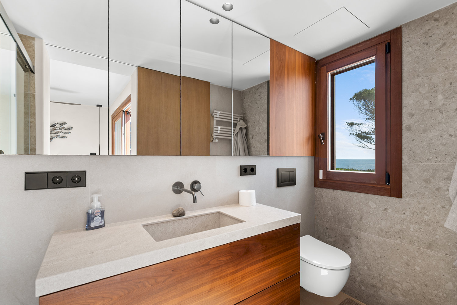 Modern ausgestattetes Badezimmer mit hochwertigen Materialien
