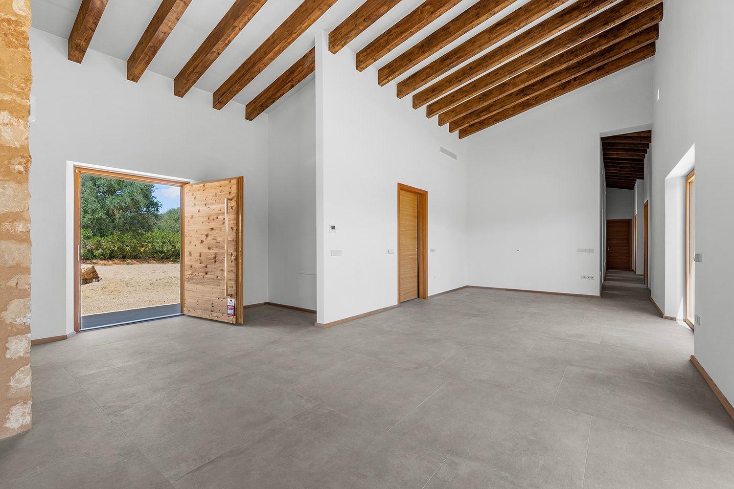 Wohnbereich mit hoher Decke und Fluranbindung