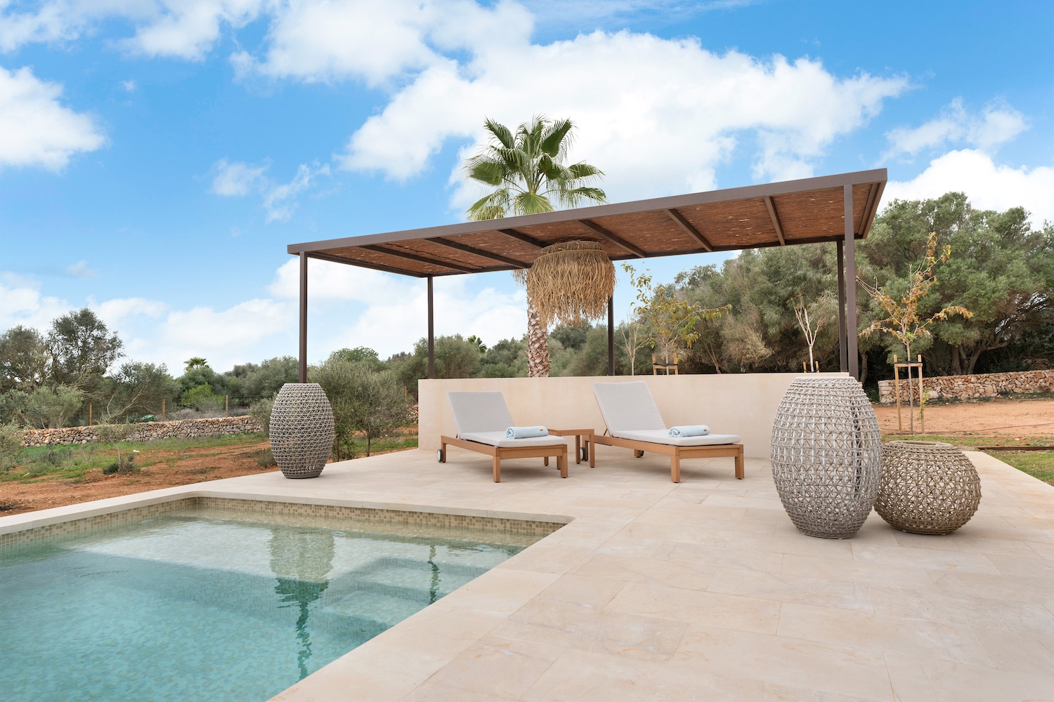 Pool mit Sonnenterrasse