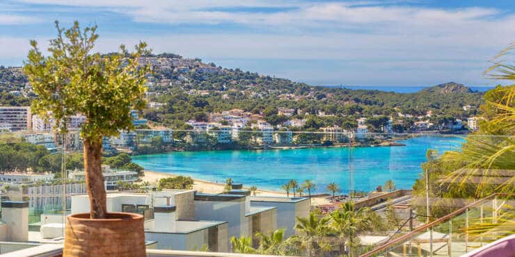 Hochwertige Villa in ruhiger Lage oberhalb der Bucht