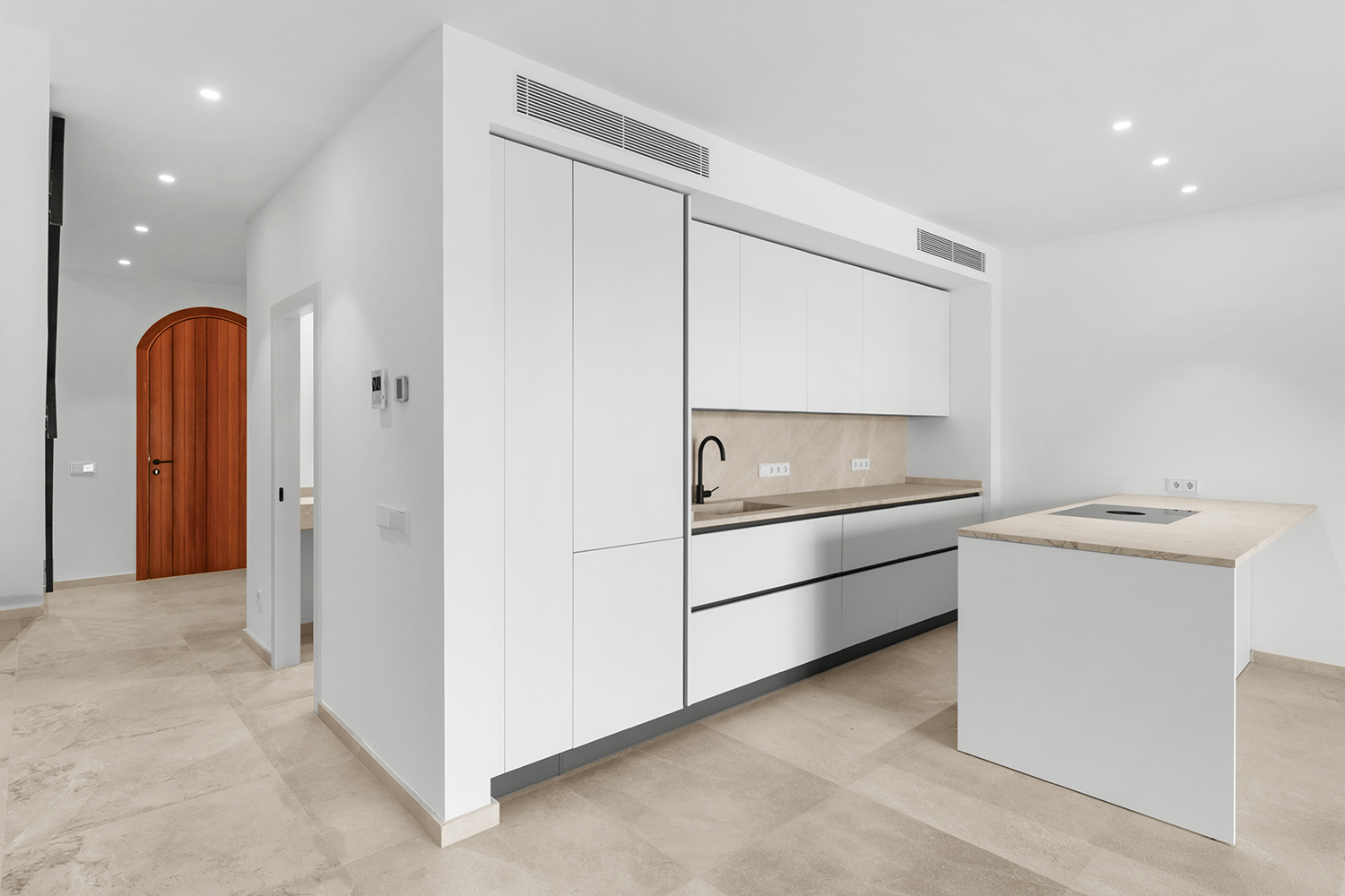 Offene Küche mit Kochinsel und puristischer Gestaltung