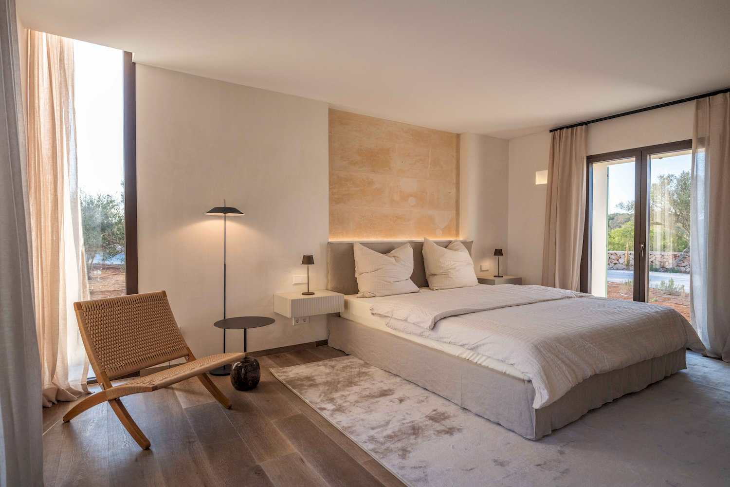 Komfortables Schlafzimmer mit Terrassenzugang