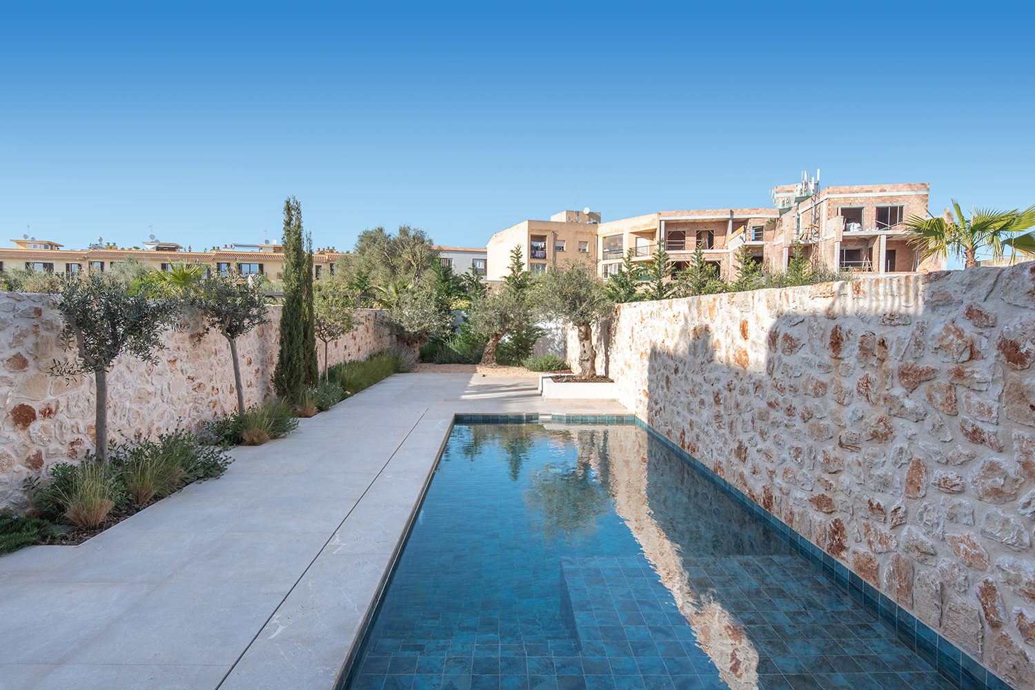 Privater Garten mit Pool und Natursteinmauer