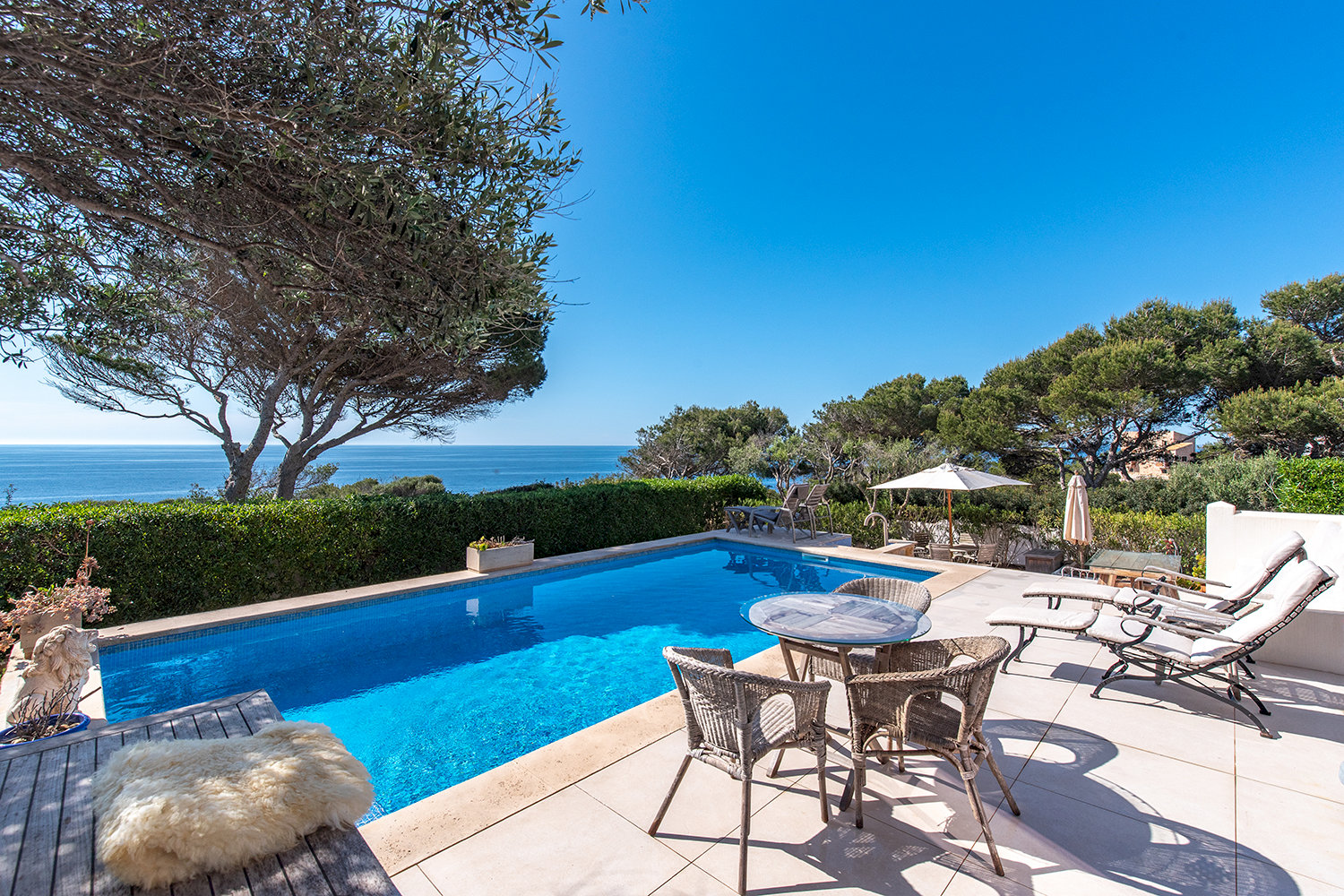 Exklusive Poolterrasse mit unverbaubarem Meerblick