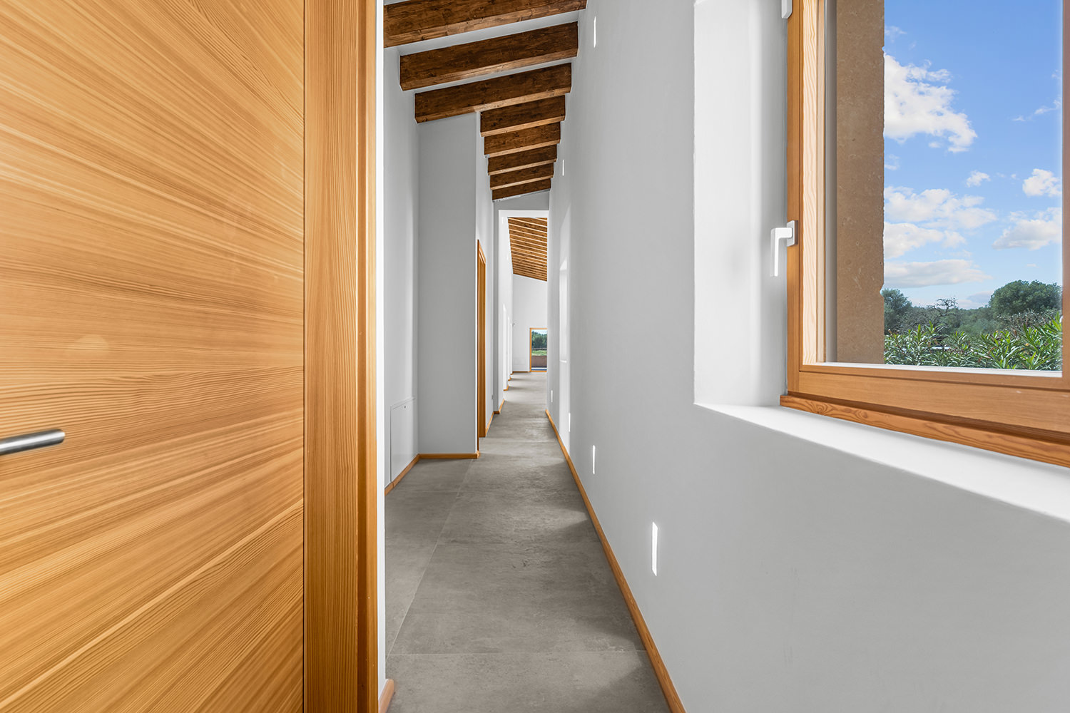 Geräumiger Flur mit Galerie