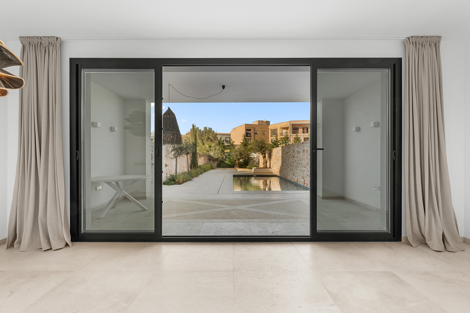 Offener Wohn- und Essbereich mit Gartenbezug