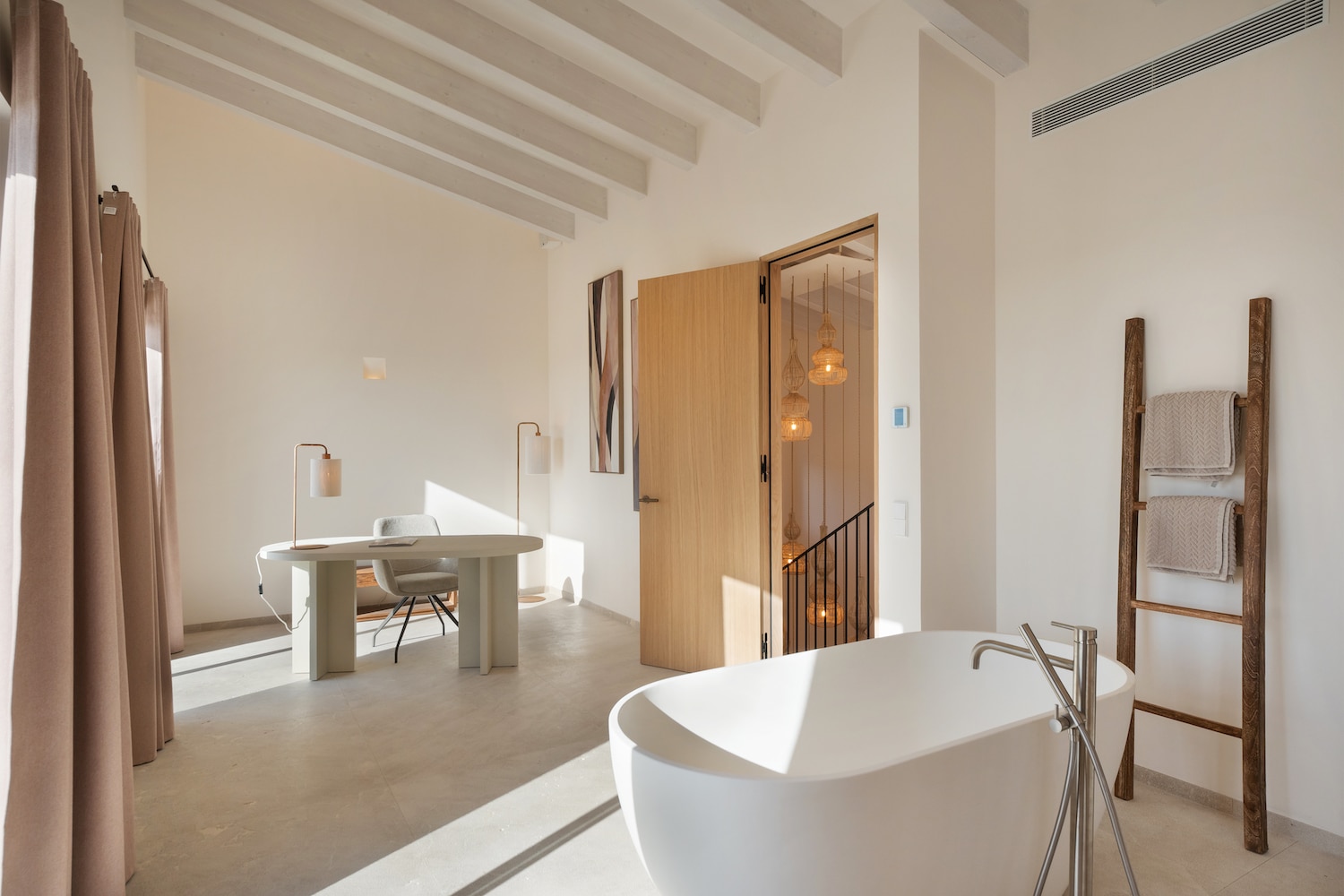 Eines von Masterschlafzimmer mit freistehender Badewanne