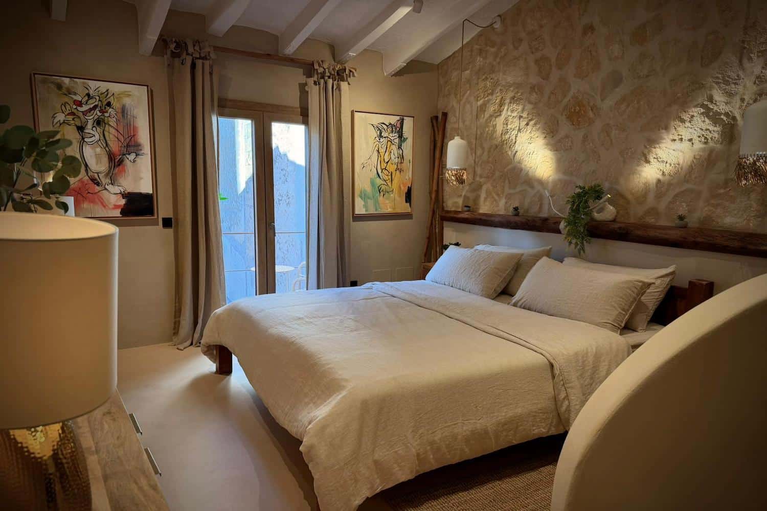 Elegantes Schlafzimmer mit mediterraner Leichtigkeit