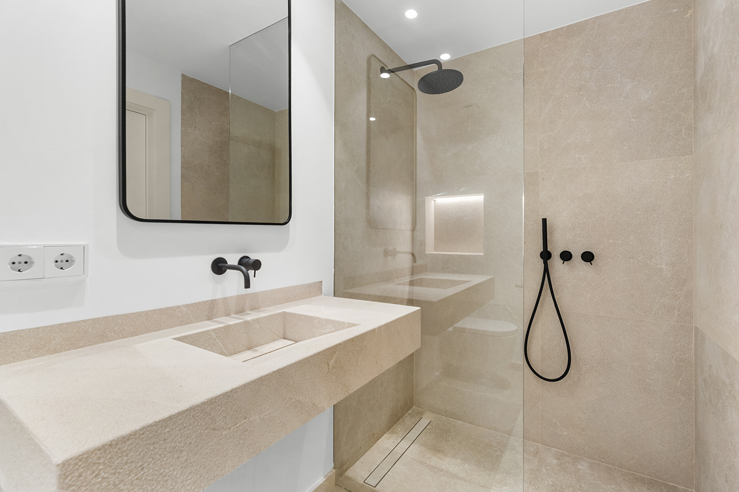 En-suite Duschbad mit hochwertiger Natursteinausstattung