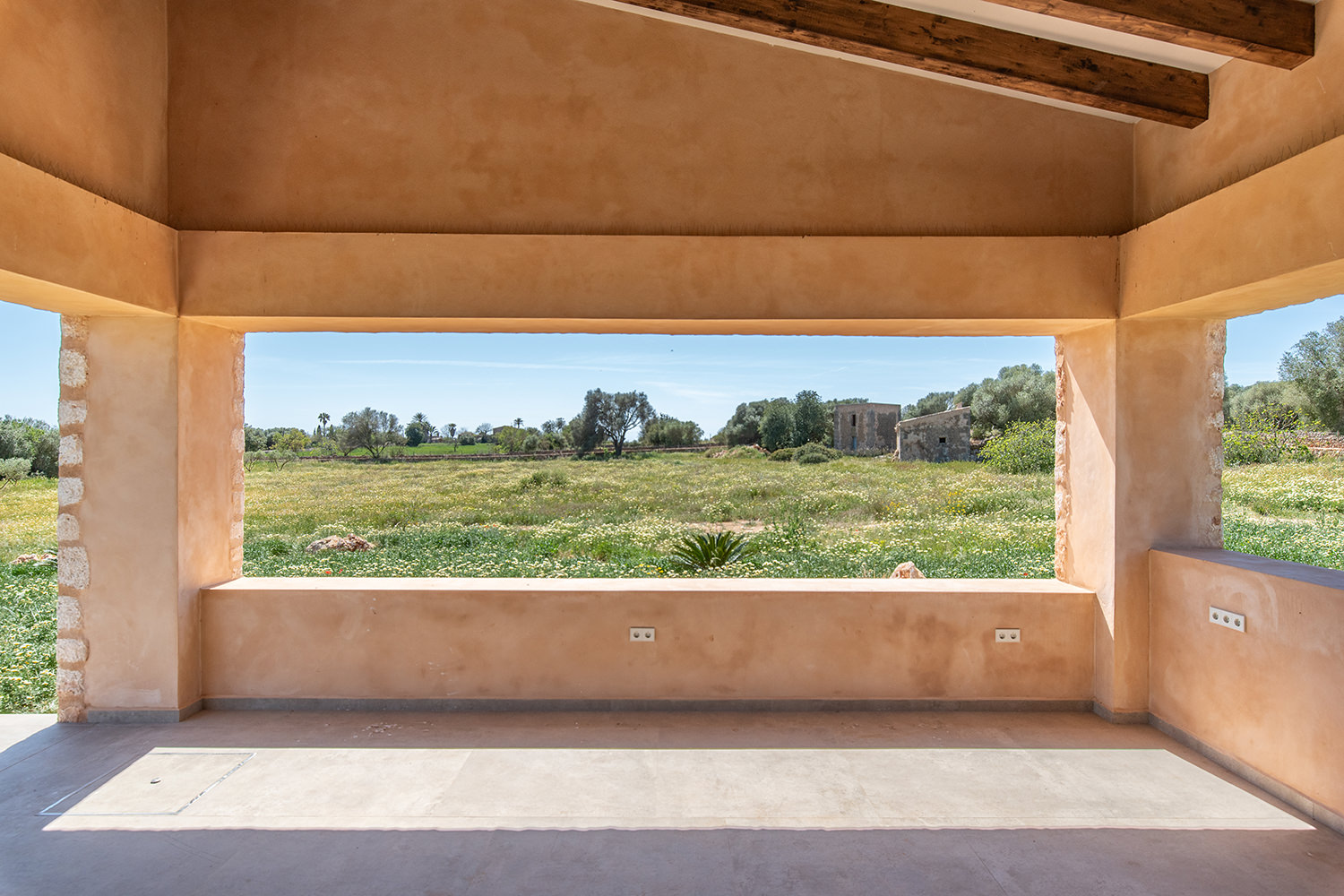 Überdachte Terrasse mit Panoramafenster und Weitblick