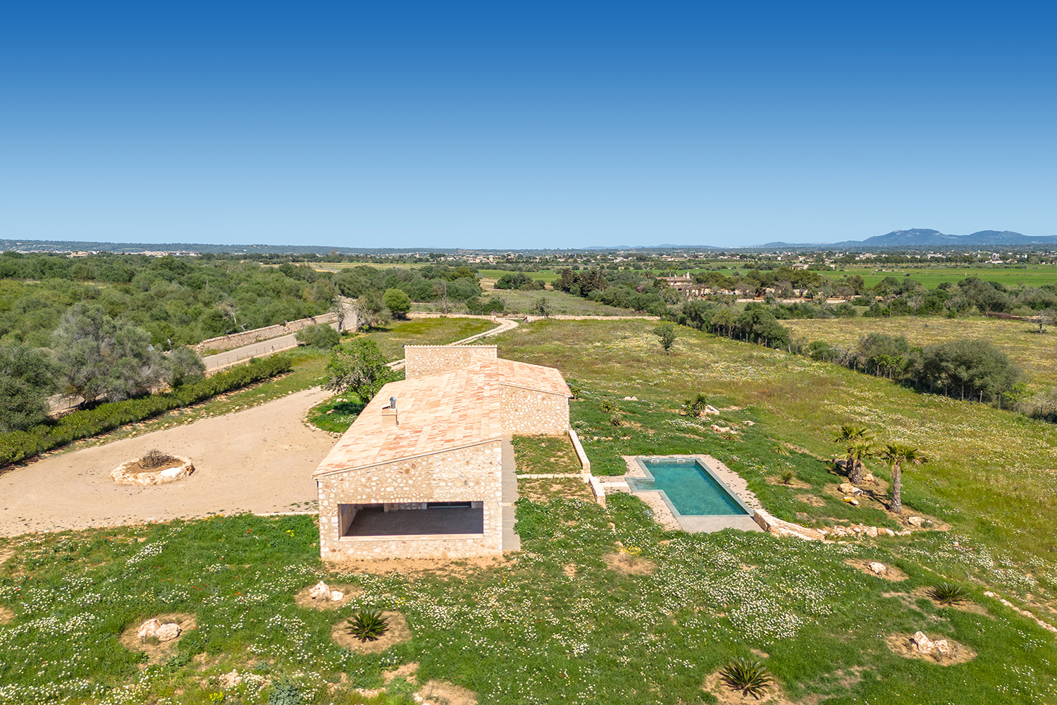 Luftaufnahme der Finca mit Pool, Zufahrt und Weitblick