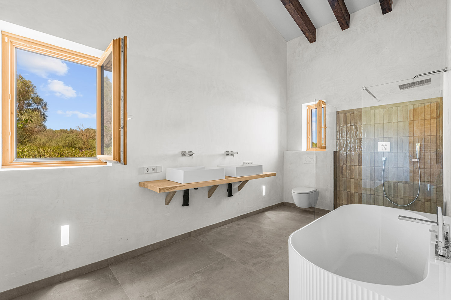 Großzügiges Bad en Suite mit Doppelwaschbecken und freistehender Wanne