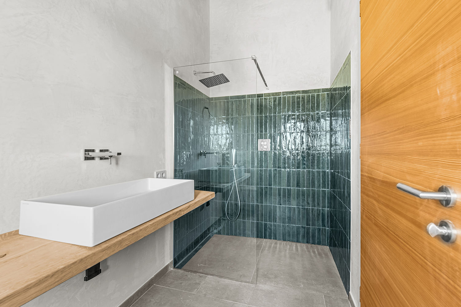 Modernes Bad mit Walk-in-Dusche und stilvollen Fliesenakzenten