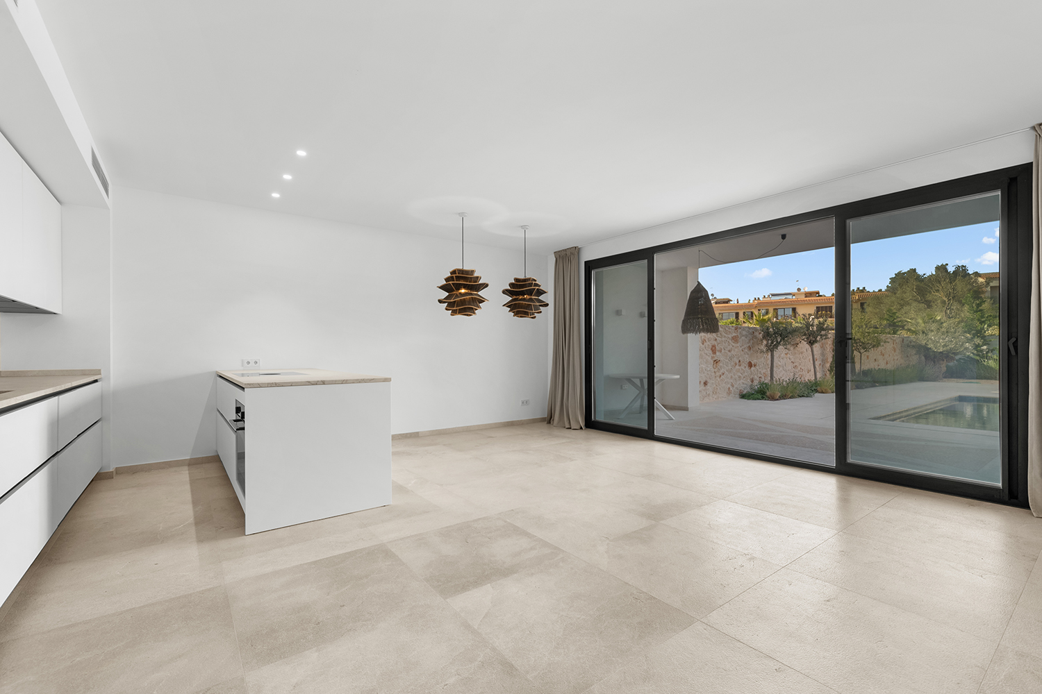 Küche mit Kochinsel und klarer Architektur