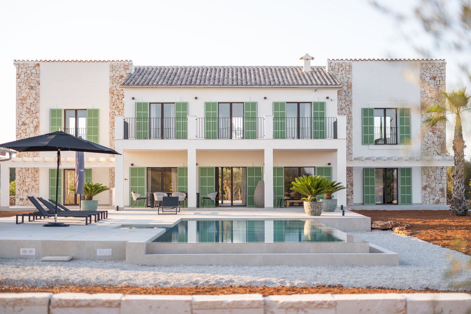 Südorientierte Poolvilla mit klarer Architektur und Außenflächen
