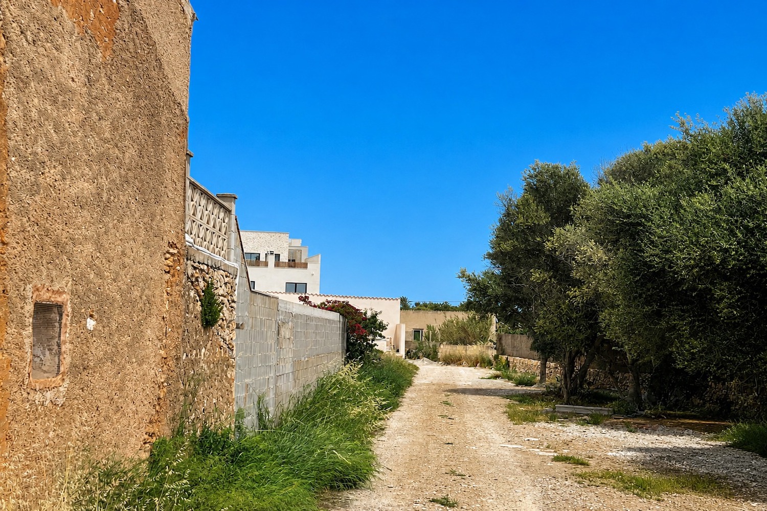Einzigartiges Baugrundstück mit genehmigtem Stadthausprojekt in Bestlage von Santanyí