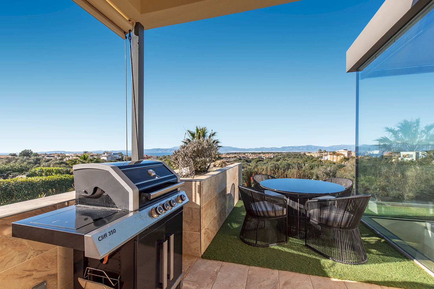 Moderne Meerblickvilla mit Sauna und Garten in Sa Torre