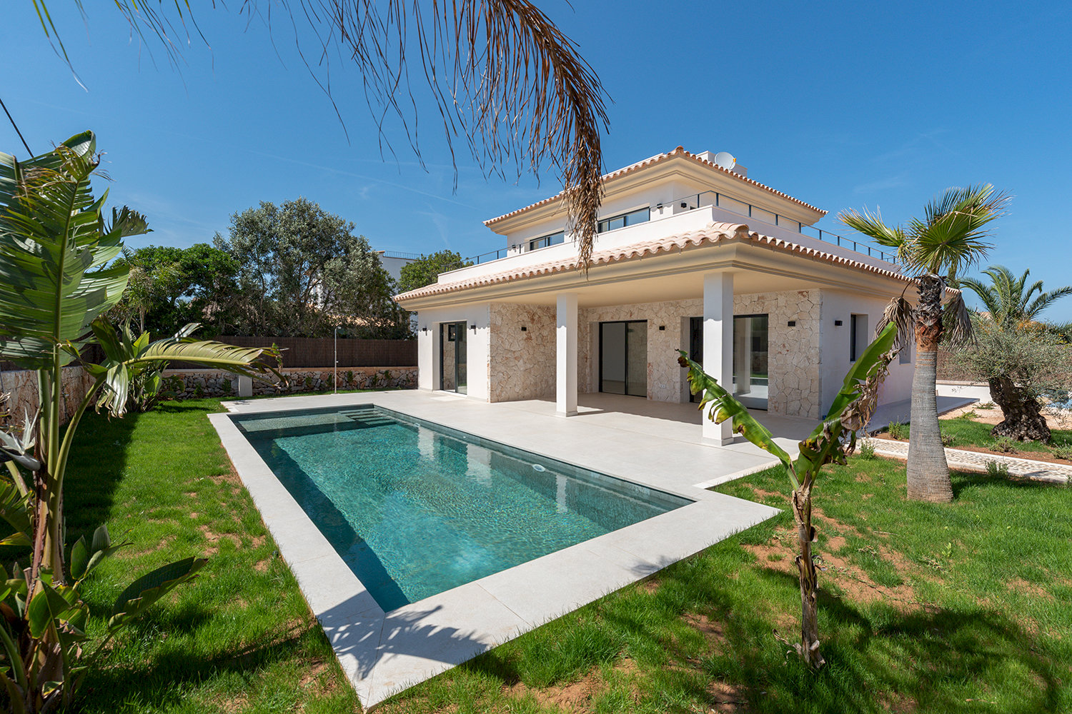 Moderne Neubauvilla mit Pool in Cala Llombards