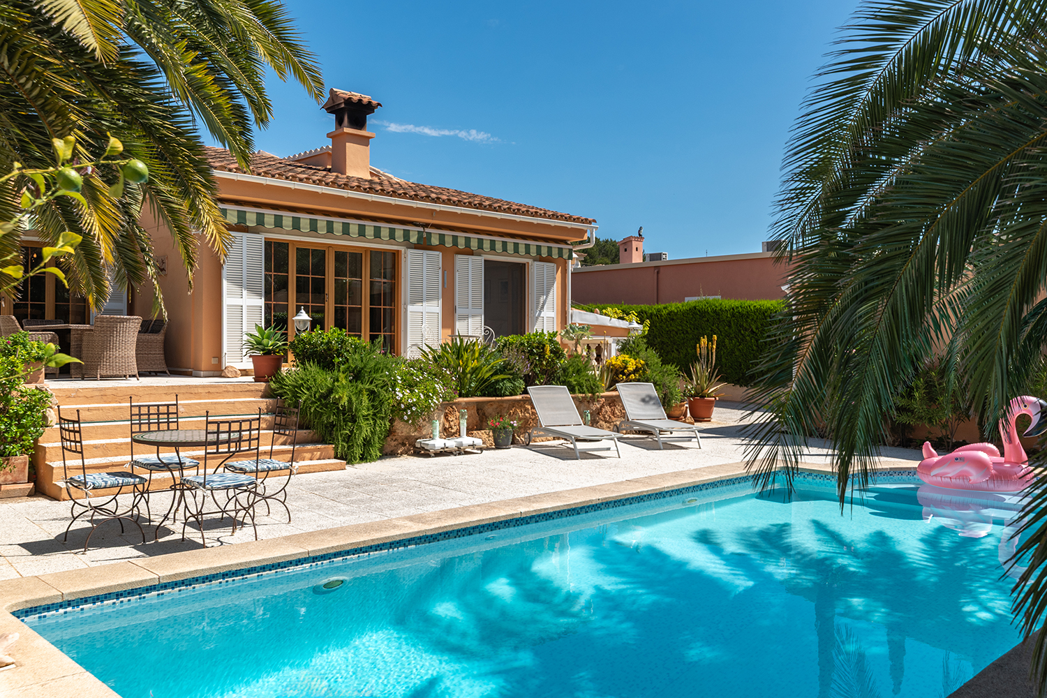 Mediterrane Villa mit Pool, Privatsphäre und idyllischem Garten in ruhiger Lage