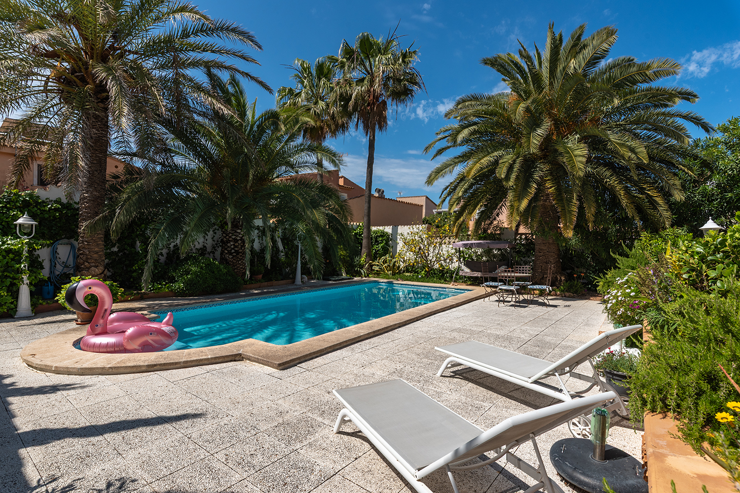Pool mit Sonnenterrasse