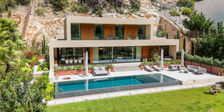 Zeitlose Designervilla mit luxuriöser Ausstattung und Privatsphäre