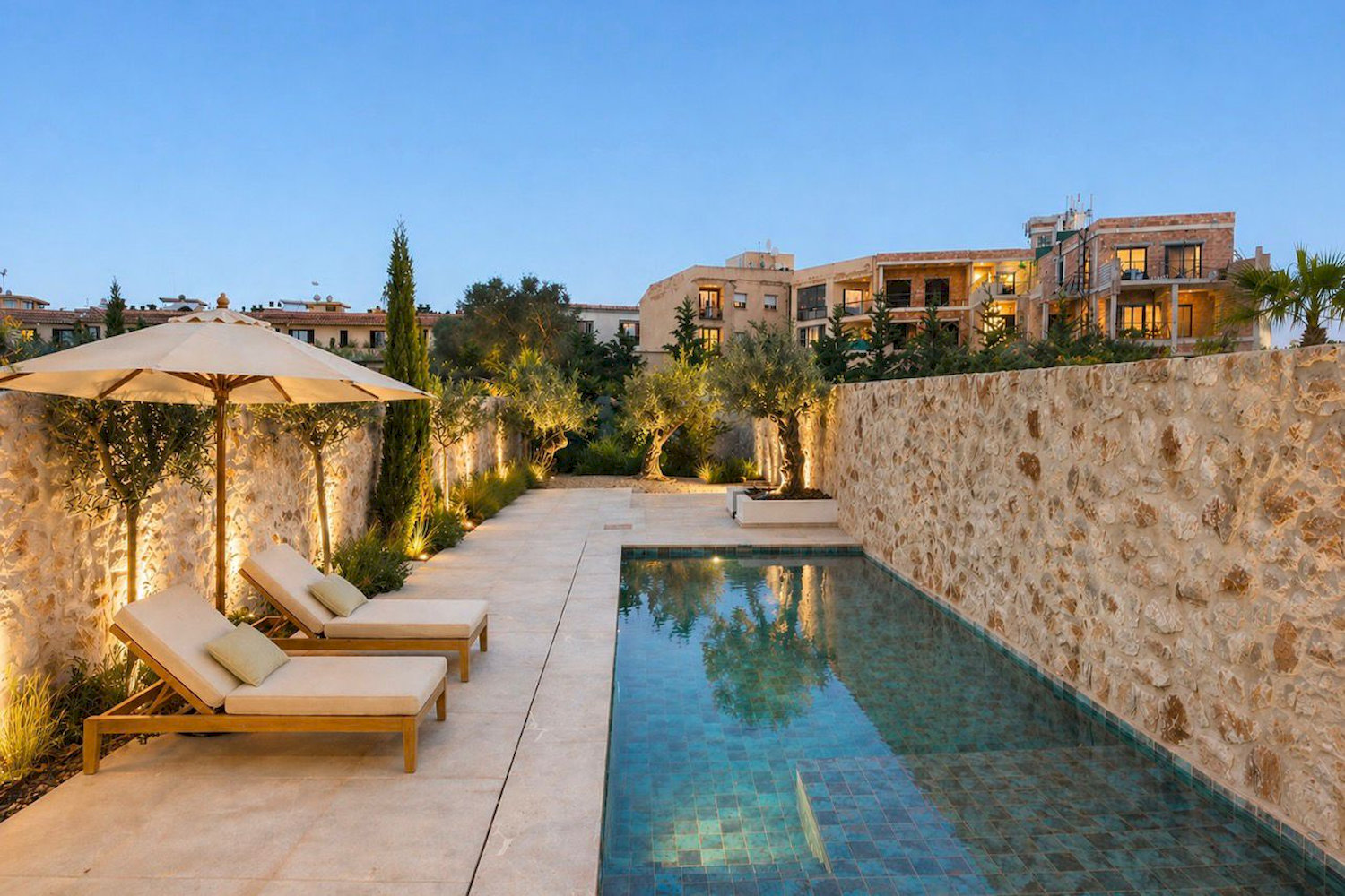 Privater Garten mit Pool und Natursteinmauer
