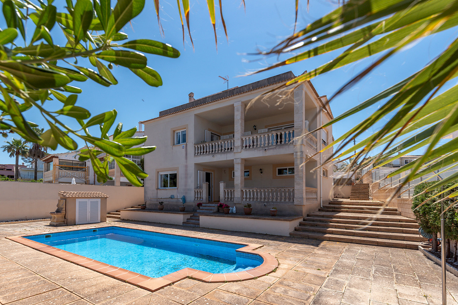 Große Villa mit Pool und atemberaubenden Meerblick in Cala Blava