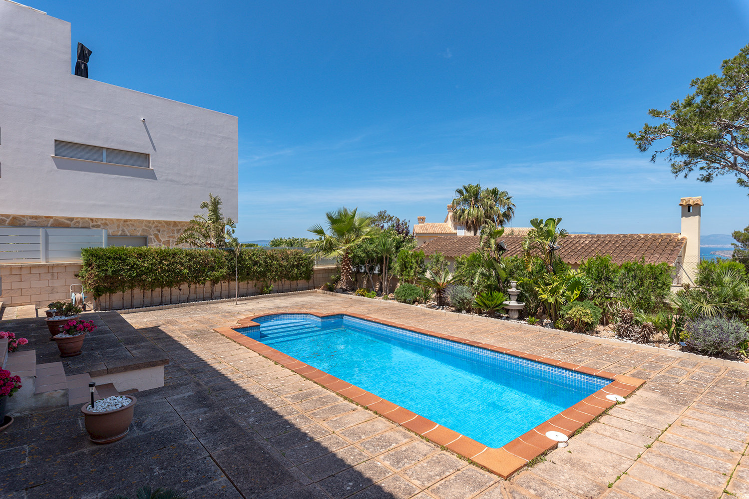 Pool mit Sonnenterrasse und Außendusche