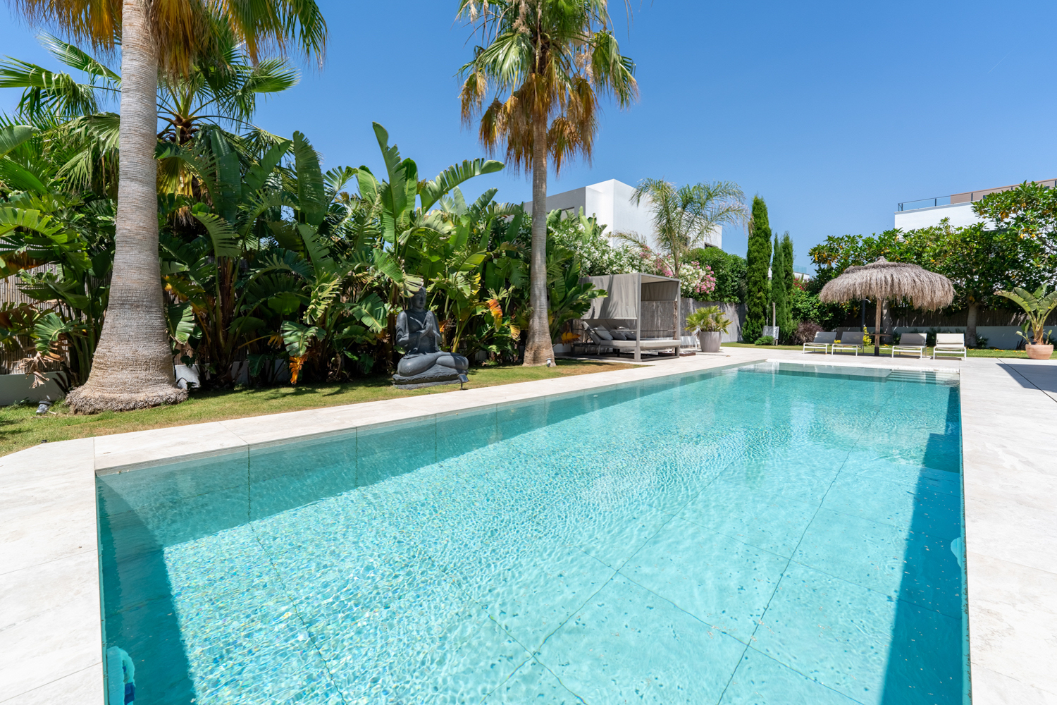 Pool mit Sonnenterrase