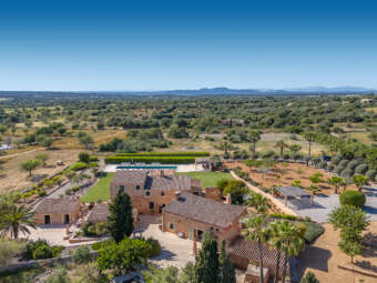 Exklusive Natursteinfinca mit Vermietungslizenz und Meerblick bis Cabrera in Bestlage von Santanyí