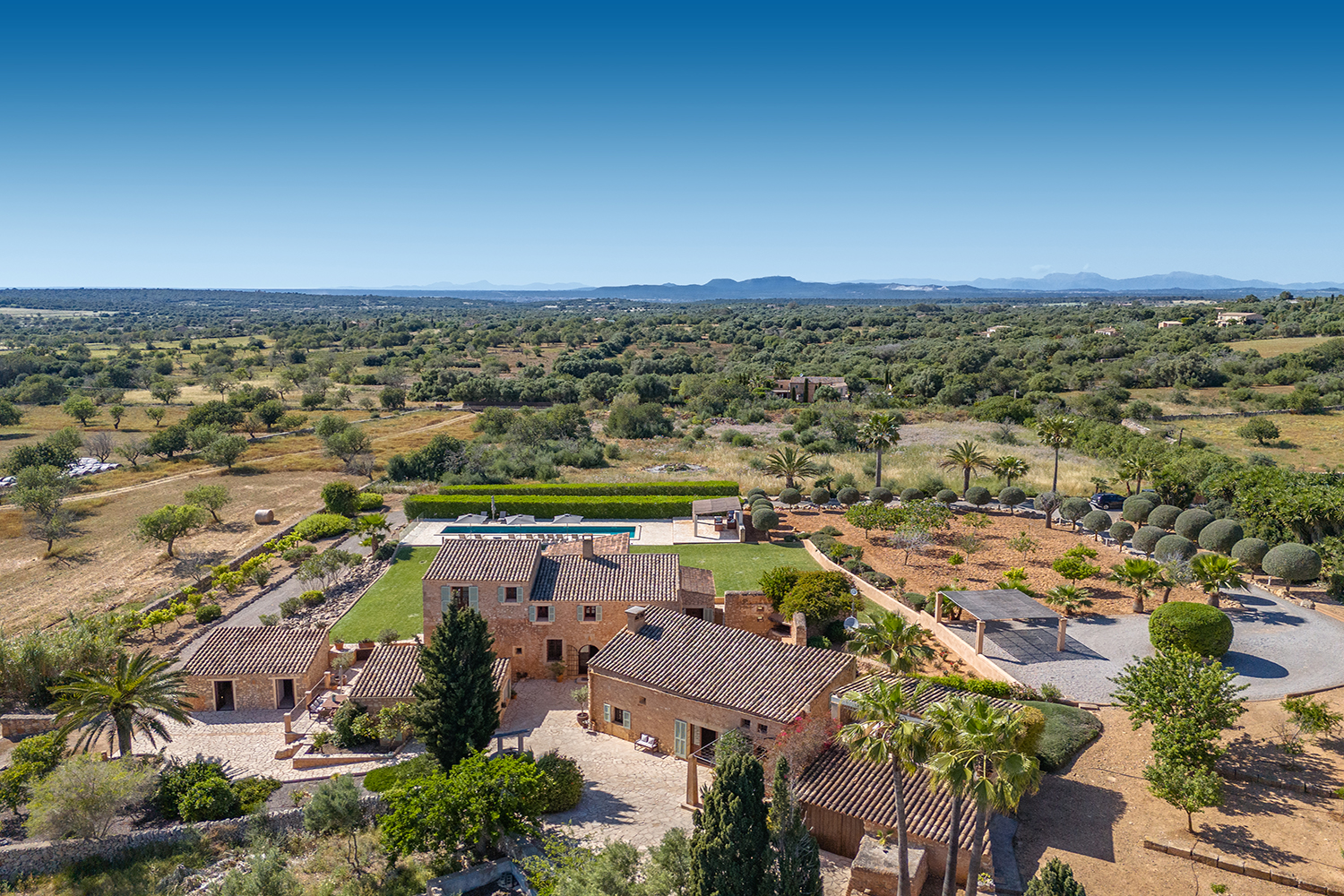 Exklusive Natursteinfinca mit Vermietungslizenz und Meerblick bis Cabrera in Bestlage von Santanyí