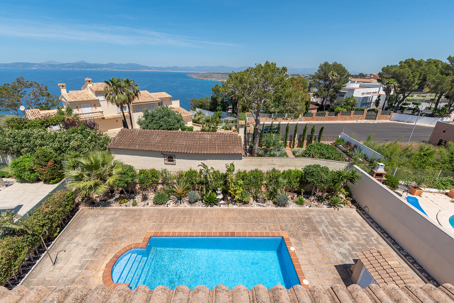 Traumhafter Blick über den Pool und das Meer