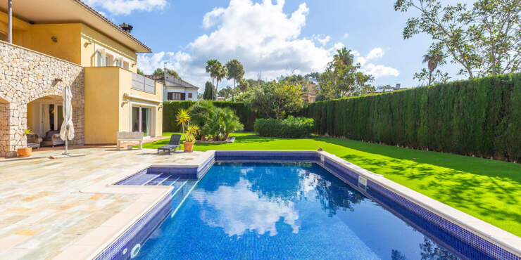 Medditerane Villa mit viel Potenzial in ruhiger Lage